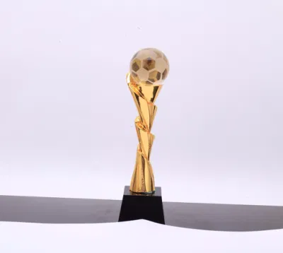 Изготовленная на заказ спортивная футбольная игра, награда за трофей из смолы, хрустальный футбольный мяч